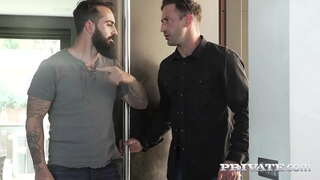 Tento nadržený zadek blondýna chick nemůže nabažit kohout! Ona vloží svůj zadek do práce tím, že intenzivní kočička bušení a double deep throat akce v ošklivé trojku. Plný Film v Private.com!