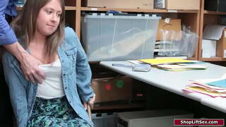 Zeshkane vajzë është kapur shoplifting dhe zyrtari i ndëshkon saj.Ai gropes e saj e vogël tits dhe dominon e saj për t&#039;i dhënë atij një bj.Pastaj ai bangs saj pidhi