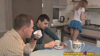 Horny babe jèn timoun cuckolds mari li