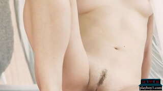 יונג יונג מאָדעל בלאָנדע ווייזט אַוועק איר אַמייזינג ענג גוף מיט הייס טאָכעס