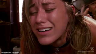 Lidhur zeshkane rob në të brendshme femrash Rilynn Rae squating në vibrator në një shkop dhe vibruese dy sluts pastaj me Casey Calvert anal fucked në bdsm të partisë në Katin e Sipërm