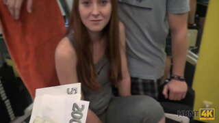 HUNT4K. Paroháč, za peníze povolení lovec kurva jeho GF v prázdné tělocvičně