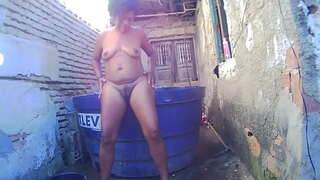 ̄�탁기 내 수영장에서 누드