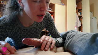 Passionné bâclée pipe petite beauté avec sperme dans la bouche