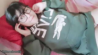 Nastoletnia dziewczyna dotyka swojej cipki