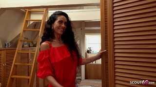 NIEMIECKI SMYK - WYCHUDZONY BRUDNĄ MATKĘ KUSZĄ NA DYSK RUCHANIE W DUPĘ NA UDAWANEJ PRACY MODELKI ZA GOTÓWKĘ