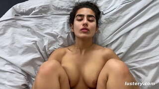 Pinning Këmbët E Saj Mbi Kokën E Saj Për Penetrim Më Të Thellë