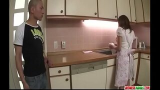 Hikaru Wakabayashi menggunakan dia payudara besar untuk bermain dengan ayam