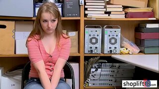 ���रम तरुण मुलगी चोर द्वारे fucked भ्रष्ट पकडणे