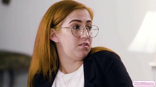 Nxehtë bjonde e saj busty partner në krim janë planifikuar të tyre të ardhshëm të mëdha të synuar.Papritmas,ajo e provës zyrtar arrin të hetuar dhe partneri i saj.Ata veprojnë si një çift dhe të provuar atë të zyrtarit.Ata fillojnë të puthur dhe shuplaka njëri-tjetrit pidhi.