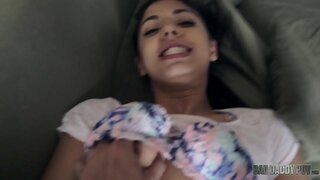 PETITE ÉTAPE, FILLE GINA VALENTINA VEUT JOUER AVEC PAPA GROSSE BITE