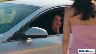 דרייַ יבער הייס קאָלעגע גערלז מאַכן אויס אויף די בעט.צוויי פון זיי זויגן אויף זייער רויטהאָריק פריינט פירמע טיץ פאר איינער ליקס איר 19yo gfs לאָך בשעת פאַסעסיטטינג די רויטהאָריק.די טין מיידל עסט לאָך און דעמאָלט זיי רייַבן יעדער אנדערע לאָך ביז זיי קום