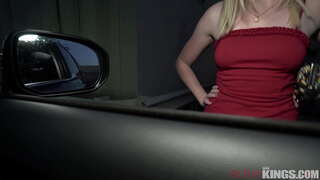 Street Walker Saab kiirenenud 2 Horny Guys ja Võtab Big Dick