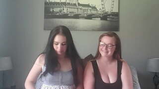 Të vogla vs big boobs pirja e duhanit e cigareve