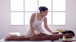 J&#039;aime mon lesbienne masseur énormes nichons