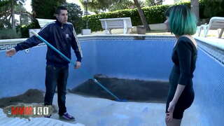 Adolescent cu părul verde adânc tras și ejaculare pe fata